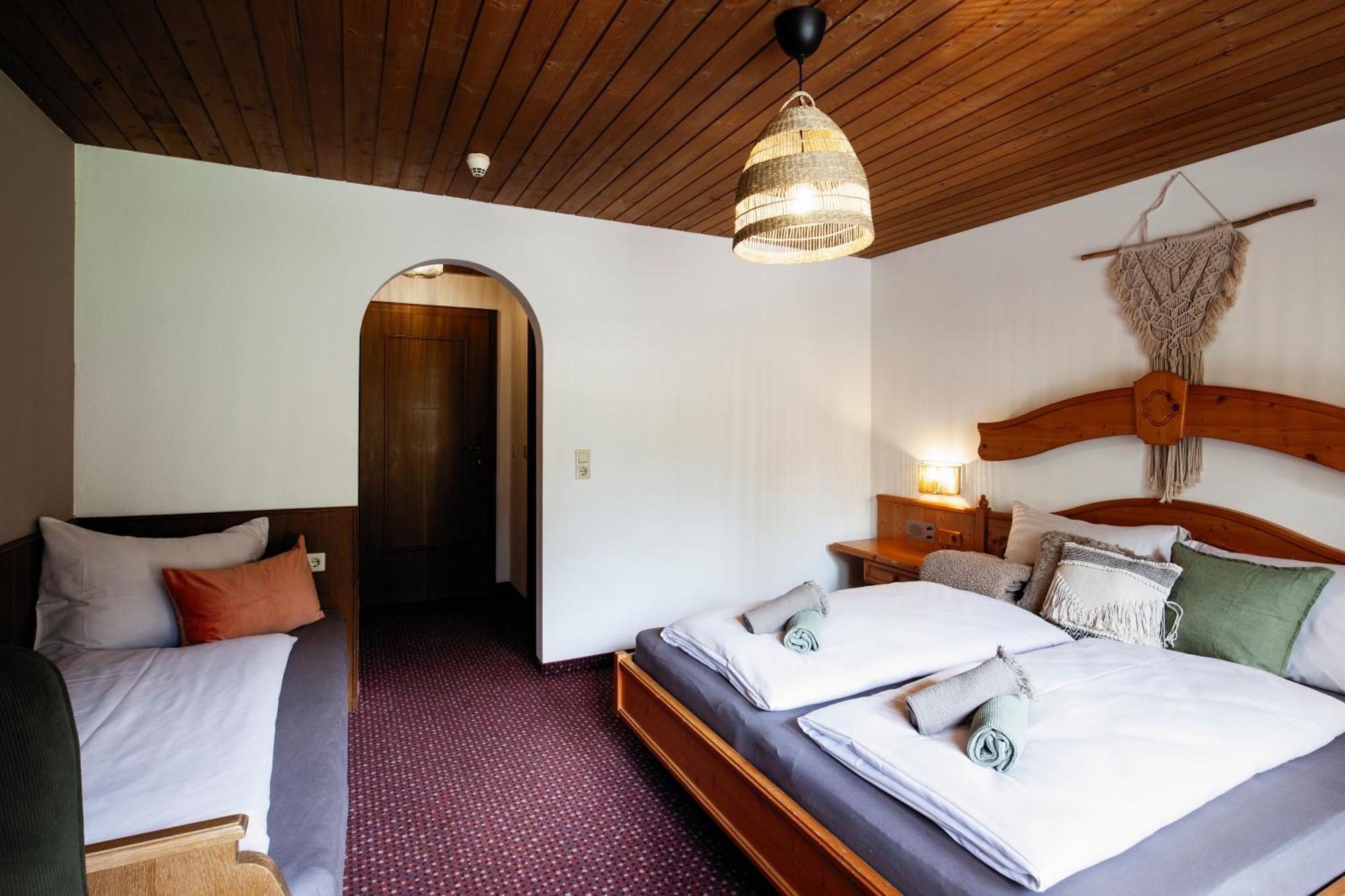 Pinetree Lodge Mayrhofen Room photo